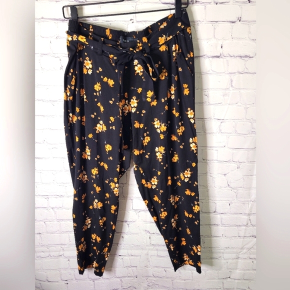 Torrid Black Floral Challis Tie Front Tapered Pant Size 1x - Picture 1 of 5